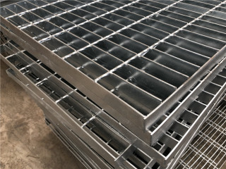 選用平臺(tái)鋼格板時(shí)應(yīng)該注意什么